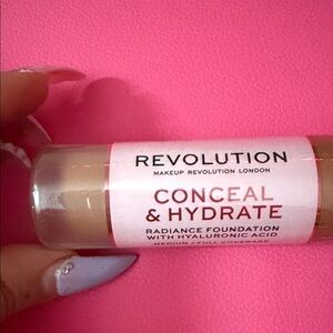 Revolution Conceal & Hydrate Radiance Foundation - Natural Tan